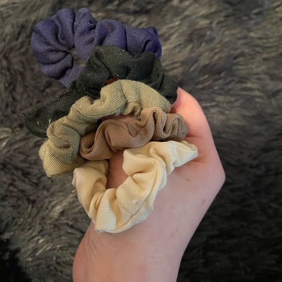 scrunchie - Picture 2 of 2